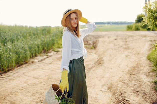 Foto gratuita ragazza elegante e alla moda in un campo estivo