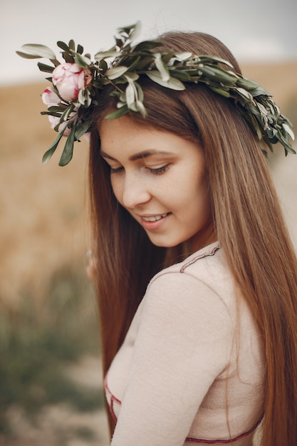 Foto gratuita ragazza elegante e alla moda in un campo estivo