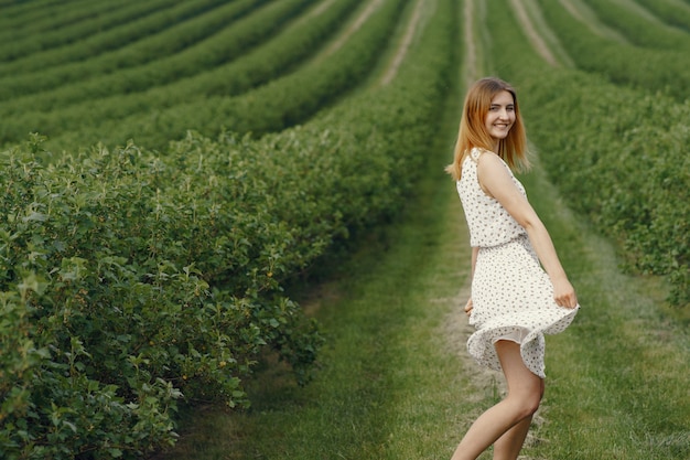 Элегантная и стильная девушка в летнем поле