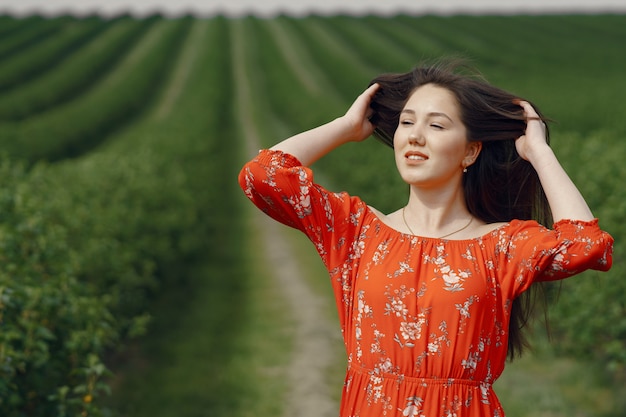 Ragazza elegante e alla moda in un campo estivo