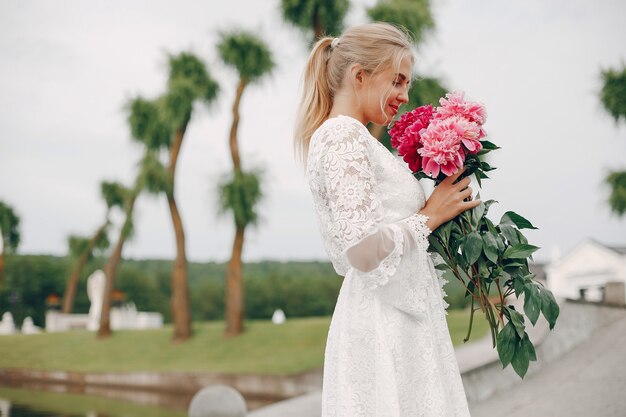 Ragazza elegante e alla moda in un giardino estivo