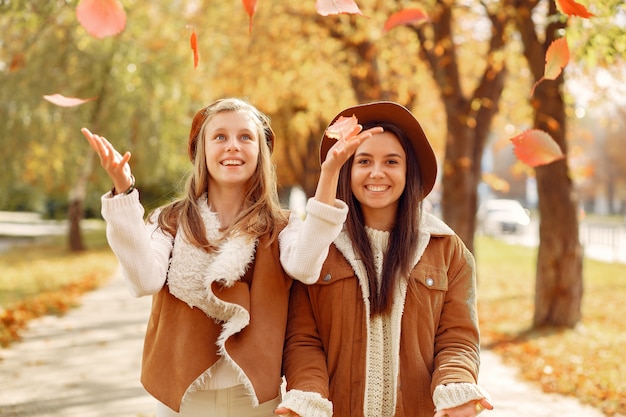 Foto gratuita ragazze eleganti e alla moda in un parco in autunno