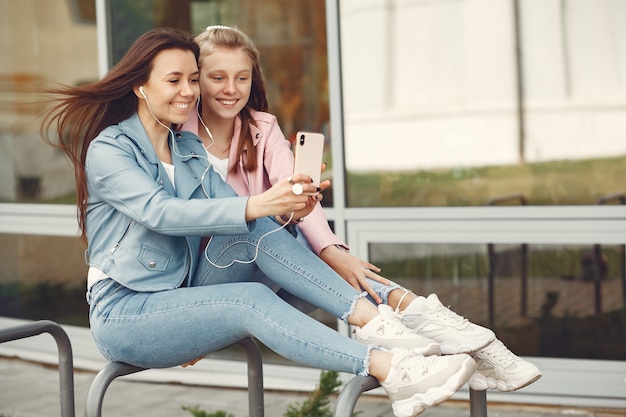 Foto gratuita donne eleganti e alla moda in un parco in autunno