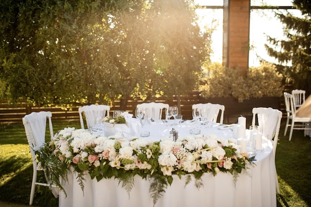 야외 결혼식 피로연에서 우아한 테이블 설정입니다.