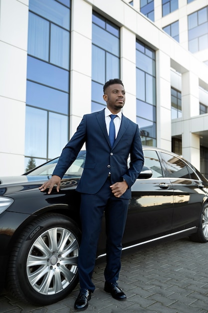 Foto gratuita elegante super autista che fa un giro in taxi