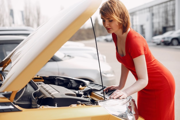 車のサロンでエレガントな女性