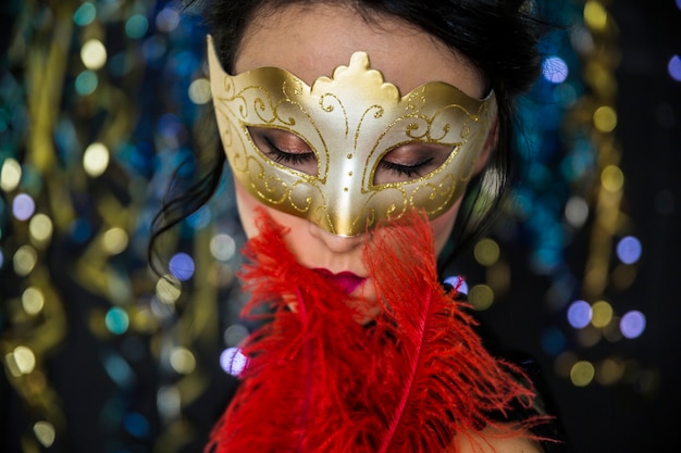 Foto gratuita donna elegante che celebra il carnevale veneziano