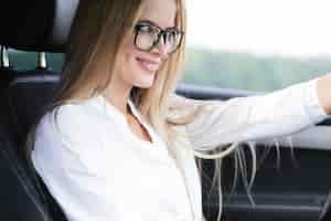 Free photo elegant woman driving the car