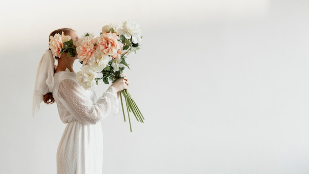 Free photo elegant woman holding roses