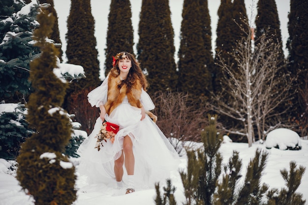 Foto gratuita donna elegante in un lungo abito bianco