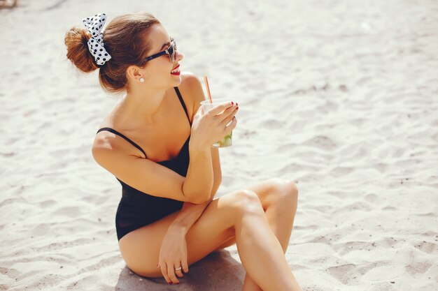 Элегантная женщина на солнечном пляже