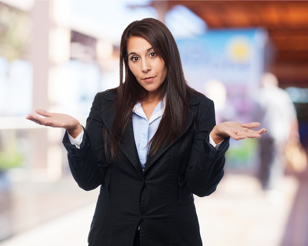 Foto gratuita donna elegante con la faccia di non sapere