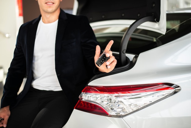 Free photo elegant young man holding car keys