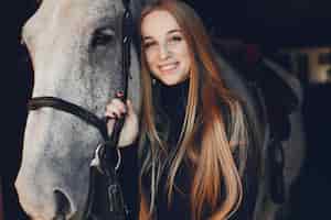 無料写真 牧場で馬を持つ優雅な女の子