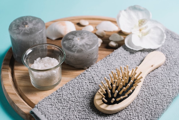 Elements for a relaxing massage in a spa