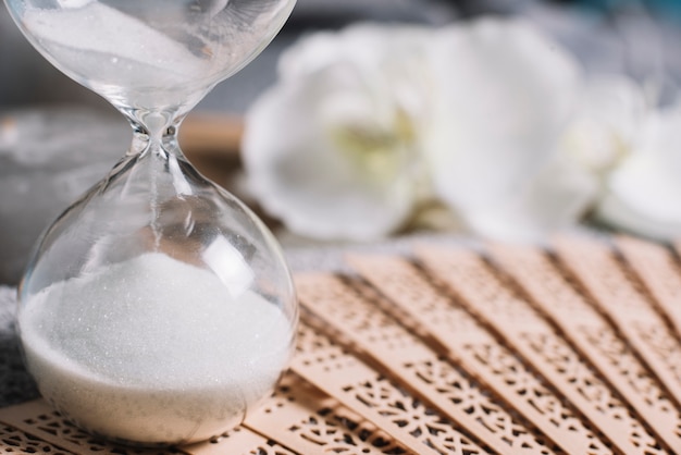 Elements for a relaxing massage in a spa