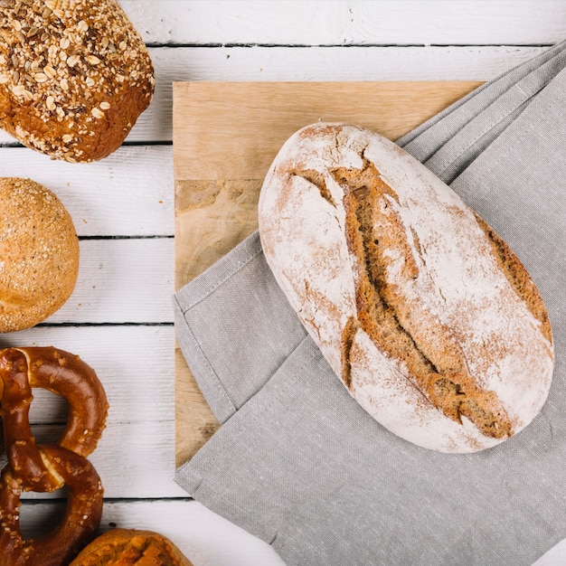 Elevated view of bread loaf on chopping board