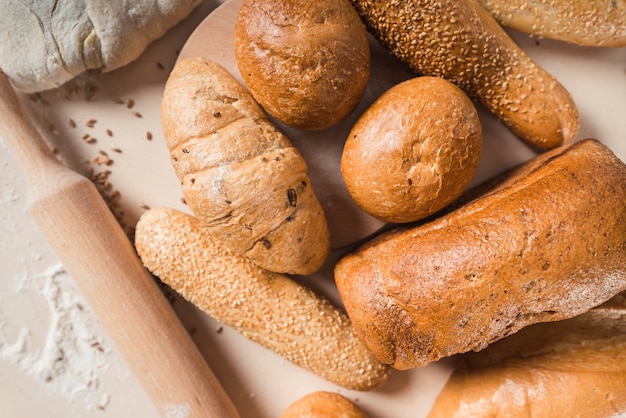 Повышенный вид хлеба с различной формой и скалкой