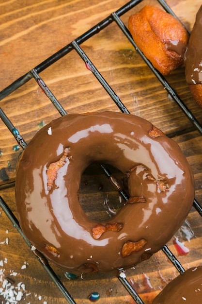 Foto gratuita vista elevata della ciambella al cioccolato sul vassoio