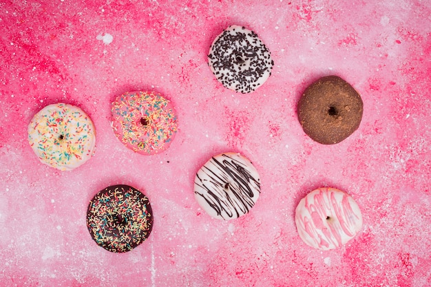 분홍색 배경에 화려한 구운 된 도넛의 높은보기