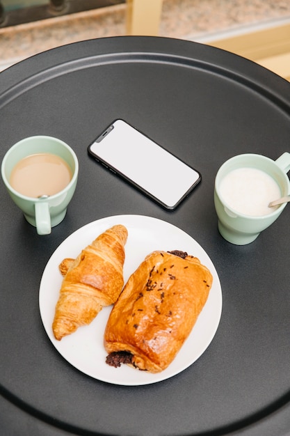 Foto gratuita vista elevata della deliziosa colazione a tavola