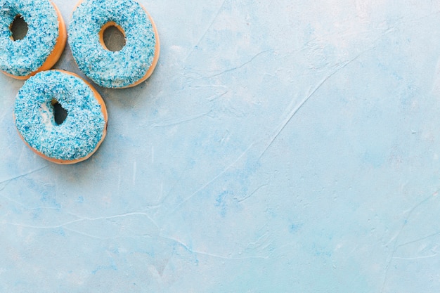 Повышенный вид пончики на синем фоне