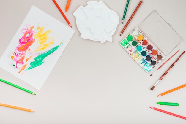 Free photo elevated view of drawing accessories arranged over grey backdrop