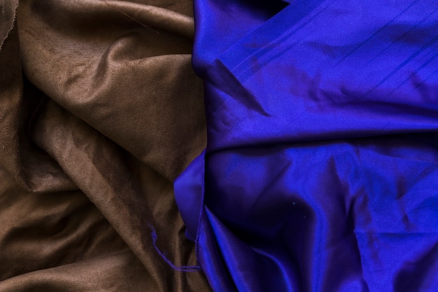折り畳まれた滑らかな青色と茶色のテキスタイルの高い眺め