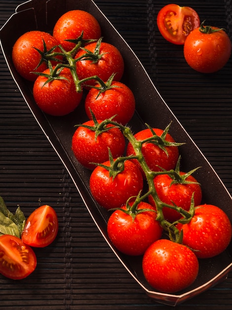 Free photo elevated view of fresh red tomatoes in tray