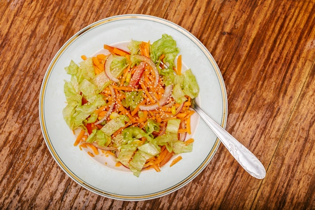 プレート上の新鮮な野菜サラダの高さのビュー