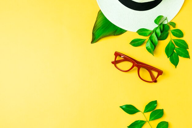 Free photo elevated view of a hat and eyeglasses