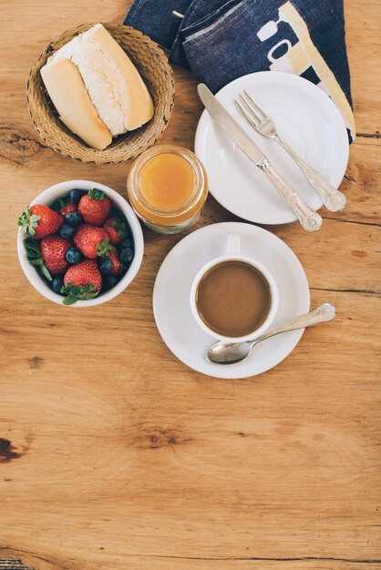 木製のテーブルの上のコーヒーと健康的な朝食の高架ビュー