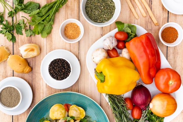 Vista elevata dell'ingrediente sano per pasta sulla tavola