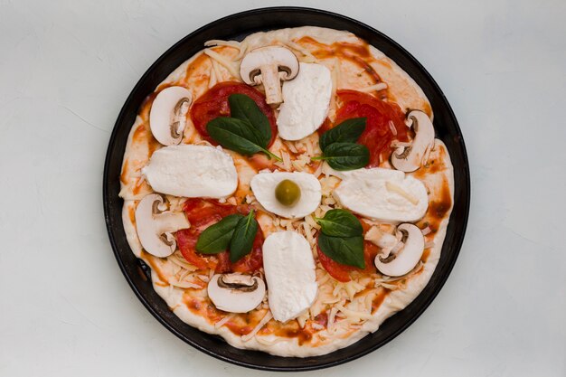 灰色のコンクリート背景にイタリアのピザの立面図