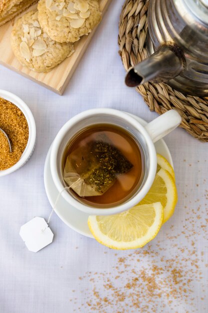 Повышенный вид лимонного чая и коричневого сахара на стол