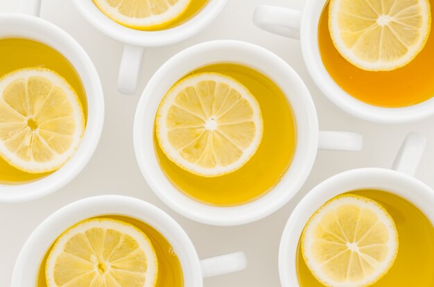 레몬 티 컵 흰색 배경에 고립의 높은보기