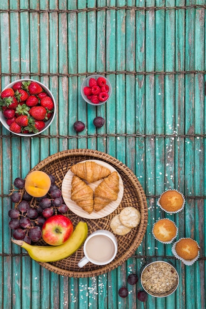 無料写真 ストライプの木製の背景で朝食の高い眺め