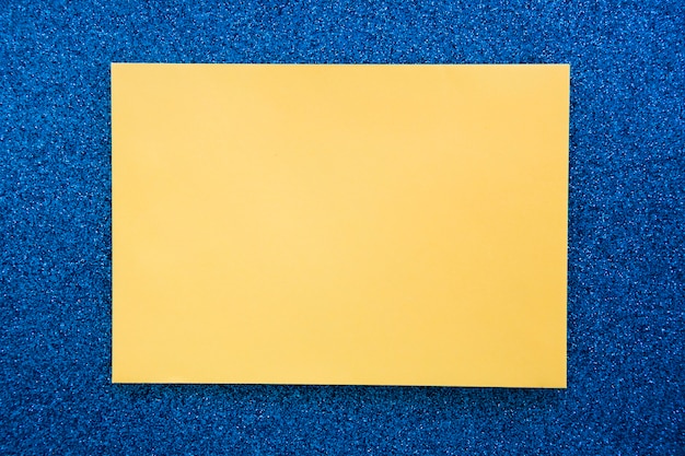 파란색 배경에 노란색 골 판지 종이의 높은보기