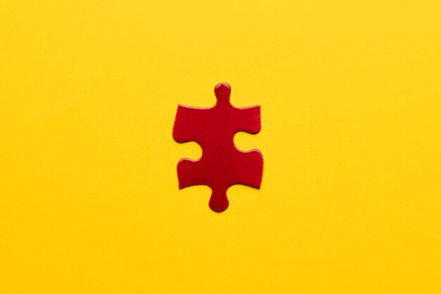 노란색 배경에서 빨간 직소 퍼즐 조각의 높은보기