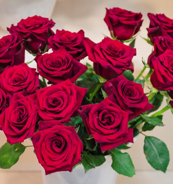 花瓶の赤いバラの花の高架ビュー