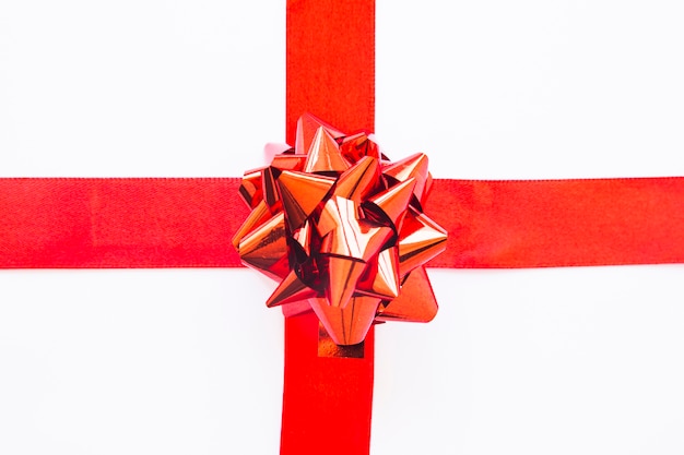 Free photo elevated view of stain ribbon bow on white backdrop