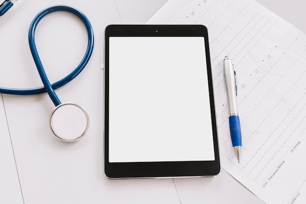 Free photo elevated view of stethoscope; digital tablet; pen and cardiogram chart