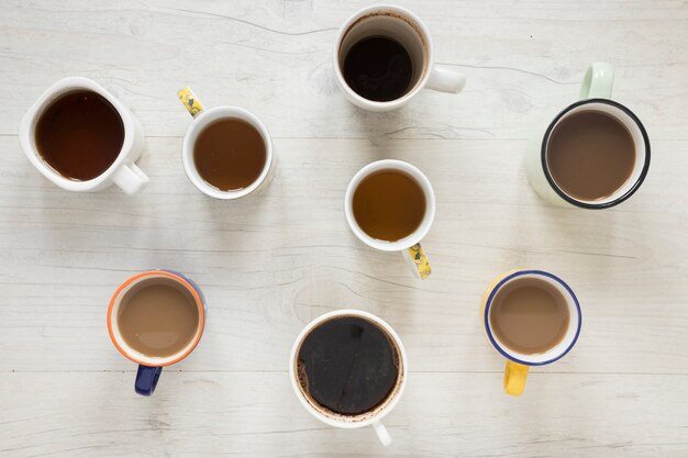 책상에 컵에 커피의 다양한 종류의 높은보기