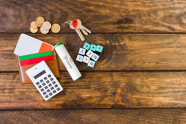 Повышенный вид кошелька с карточками, калькулятор, математические блоки, ключ и монеты на столе