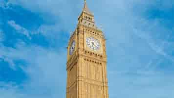 Foto gratuita elizabeth tower nel centro di londra, regno unito cielo parzialmente nuvoloso sullo sfondo