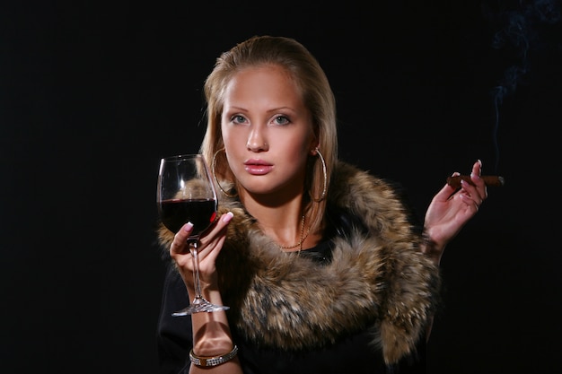 Ellegante bella donna con vino