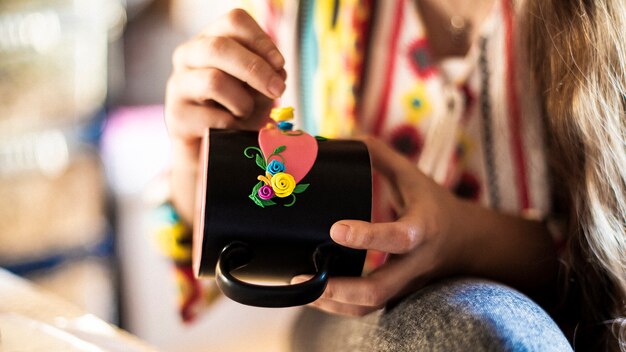 Embedding flowers on the blue cup