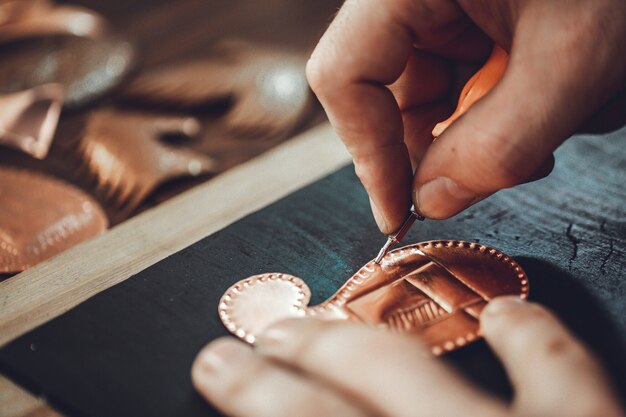 Embedding patterns on a bronze buta sculpture