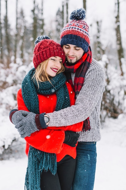 무료 사진 겨울 방학에 아름 다운 커플을 수용