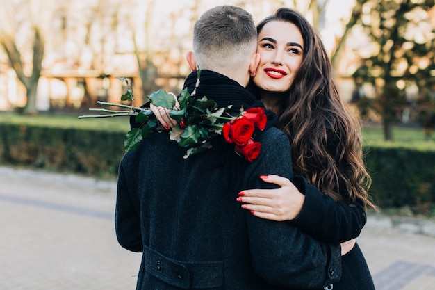 Foto gratuita abbracciando la festa elegante nel parco